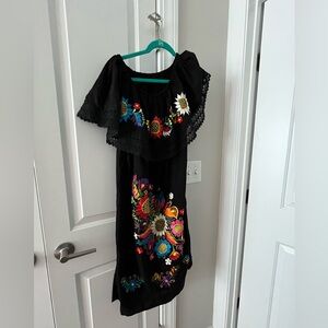 Vintage/Preowned Beautiful Mexican floral dress